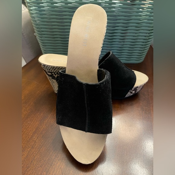 Nine West Ersilia Women’s black suede upper wedged sandal. Sz 8 M - Picture 3 of 8